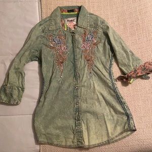 Roar shirt in great condition!